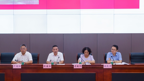 (备用)四人合照近景 (1).jpg