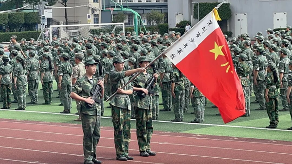 迷彩淬炼青春，意志铸就未来！我校2025级国防教育圆满结营